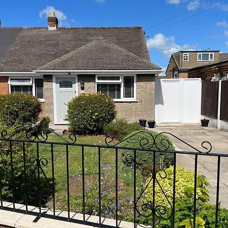 Idyllic Bungalow, Ideal Location In West Lancashire Burscough Exterior photo